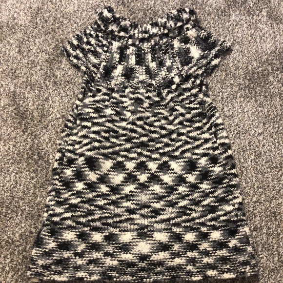 Daytrip sweater vest with 2 buttons. Black and white size small - Picture 6 of 6